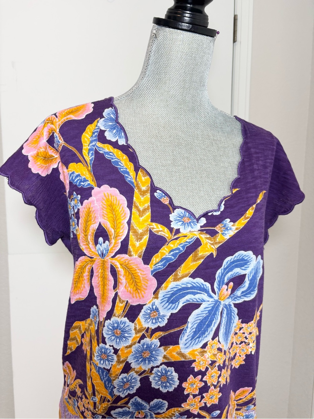 Anthropologie Vintage Deletta Purple Iris V-Neck Scalloped Hem Top SZ M